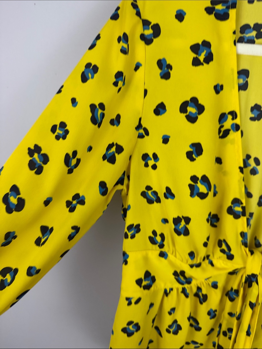 Cabi Presentation Blouse Yellow Floral Cheetah Print Tie Front Peplum M - Picture 4 of 12